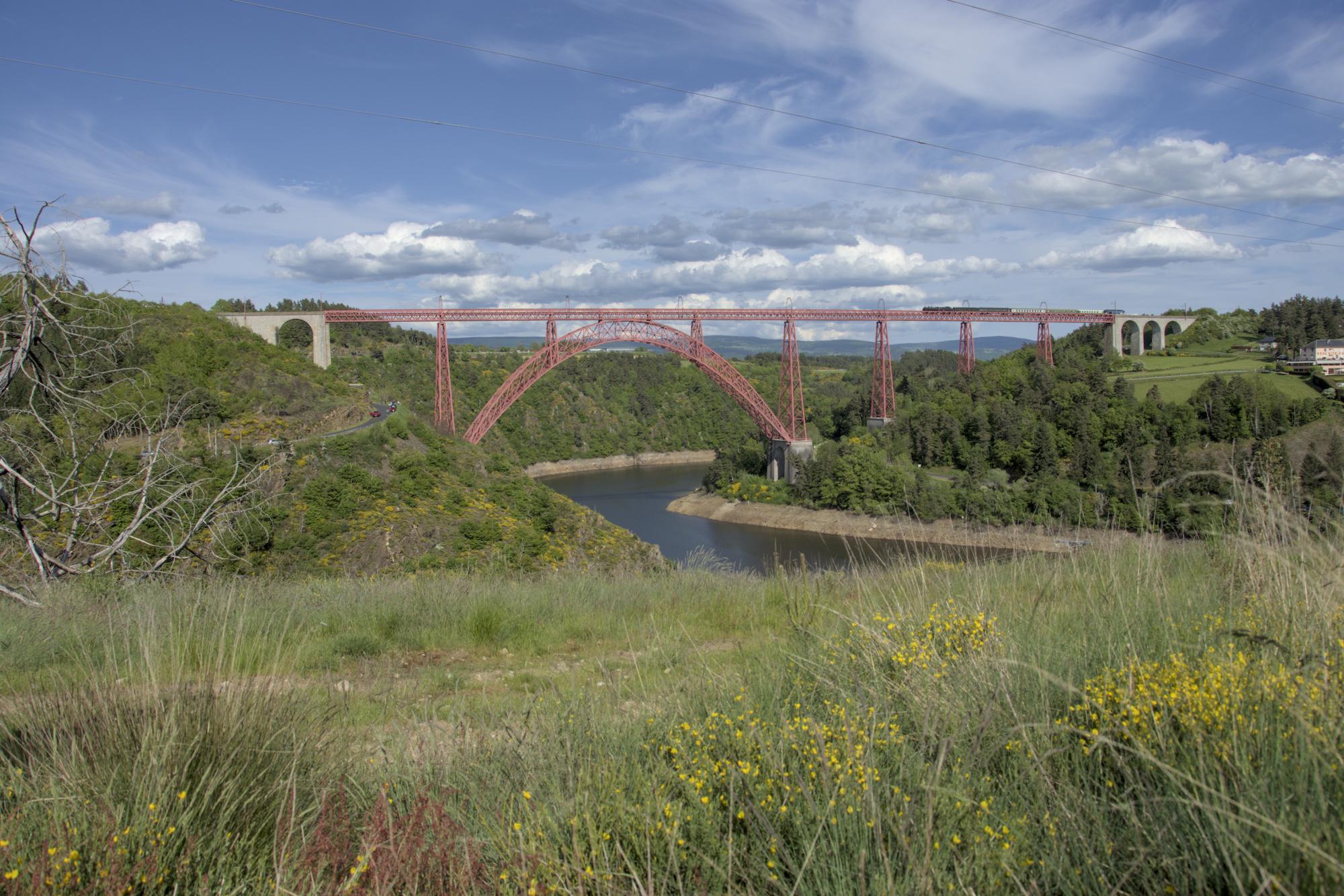 La locomotive à vapeur sur le viaduc de Garabit